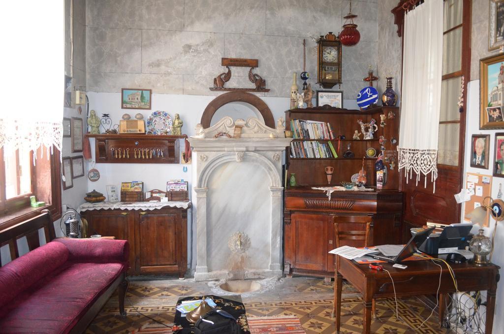 Bonjour Pension Ayvalik Exterior photo